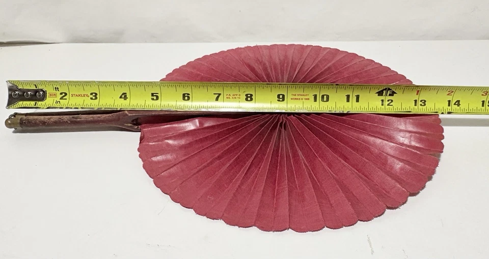 Lote de 2 ventiladores antiguos vintage de aleta años 20? 1 papel doblado madera perforada Foto 4 de 4