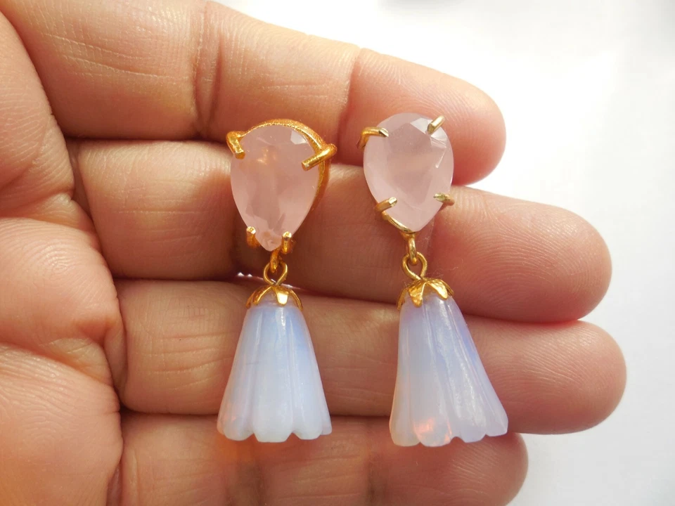 Pendiente de calcedonia tallada a mano con ópalo rosa tallado pendiente de gota perno de piedras preciosas Foto 3 de 4