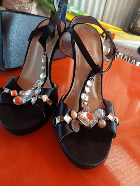 Veralli Timeless Stiletto  Shoes Sz7 with low heels