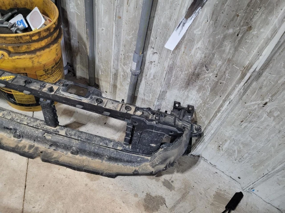 (SOLO RECOGIDA LOCAL) Soporte de núcleo de radiador compatible con Volvo S60 2052112 19-24 Foto 4 de 4