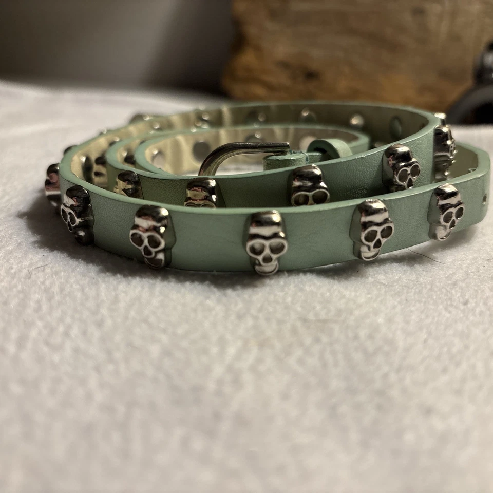 Cinturón de cuero vegano verde espuma verde azulado calavera plata tachonada Y2K M/L Foto 2 de 4