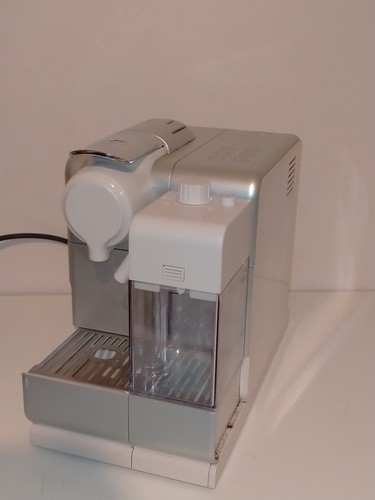 Delonghi EN550 Lattissima Touch Coffee Machine Nespresso Pod - Picture 2 of 6