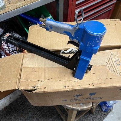 Josef Kihlberg 561-18PN Pneumatic Top Carton Stapler 1-1/4'' Crown 3/4'' Leg