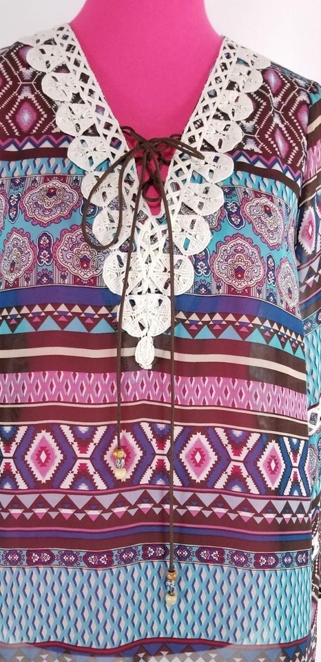 Túnica para mujer Umgee talla S multicolor geométrica encaje adornada con cordones cuello en V Foto 4 de 4