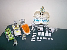 CONSTRUCTIVE PLAYTHINGS ASTRONAUT ADVENTURE PLAY SET LOT FIGURES VEHICLES WEAPON