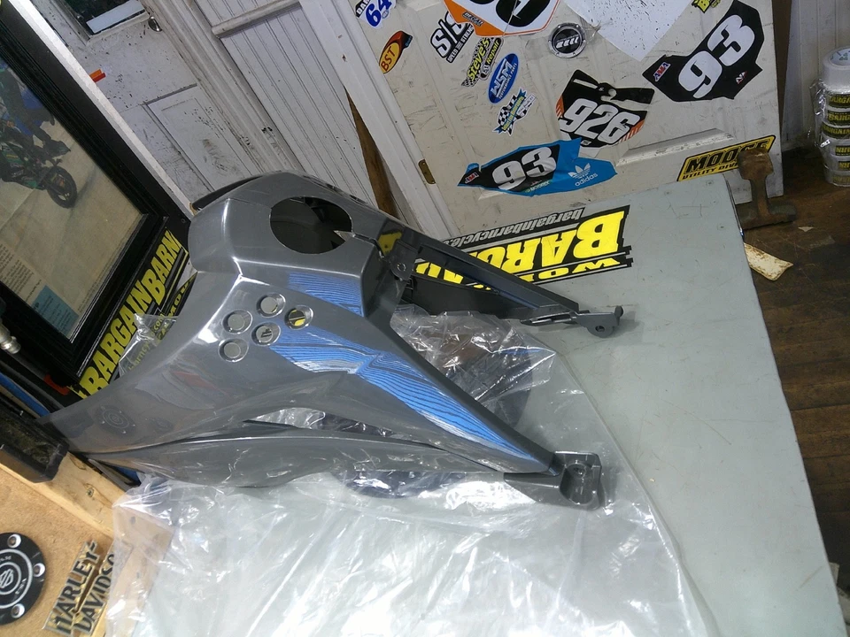 KAWASAKI KLX110 KLX 110, GASOLINA, CUBIERTA DEL TANQUE DE COMBUSTIBLE, CUBIERTA GRIS OSCURO 2011-2026 Foto 2 de 3