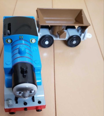 Thomas der Panzermotor mit Ruß bedeckt