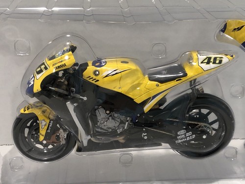 1:12 Minichamps 2006 Valentino Rossi #46 Camel Yamaha YZR-M1 MotoGP 122063046 - Picture 3 of 9