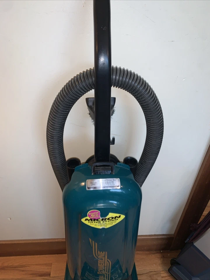 Limpiador al vacío vertical con cable Eureka Bravo II modelo 7677 12 amperios Foto 3 de 4