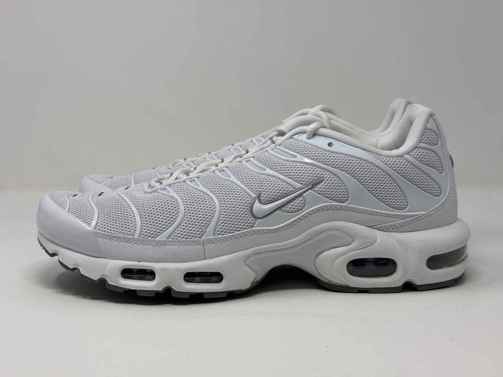 NIKE AIR MAX  Plus White/White-Black-Cool Grey 604133-139 Men's Sneakers