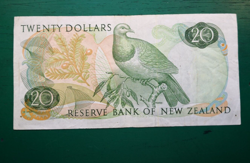 New Zealand $20 Twenty Dollars Hardie Banknote #245 - Picture 2 of 2