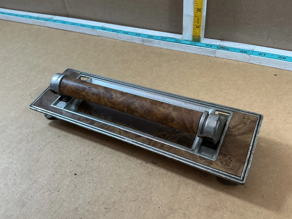 Cadillac Fleetwood 1977-1979 panel de puerta lateral del pasajero delantero derecho manija de tracción Foto 4 de 4