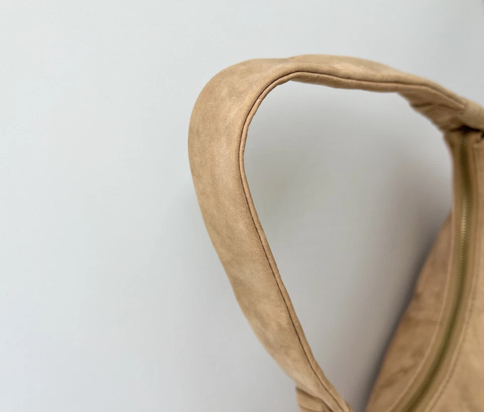 Nuevo sin etiquetas Bolso Hobo International Astrid Hobo Gamuza Dorado Cashemere Foto 3 de 4