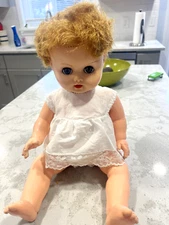 VTG. SUN RUBBER CO., DRINK & WET DOLL Light Brown Hair SQUEAKER SLEEP EYES 18"