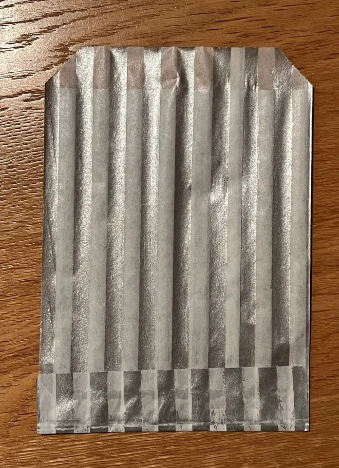 100 BOLSAS DE PAPEL A RAYAS DULCES FIESTA CUMPLEAÑOS DULCE FAVOR DE BODA - Plateado y Blanco Foto 2 de 3