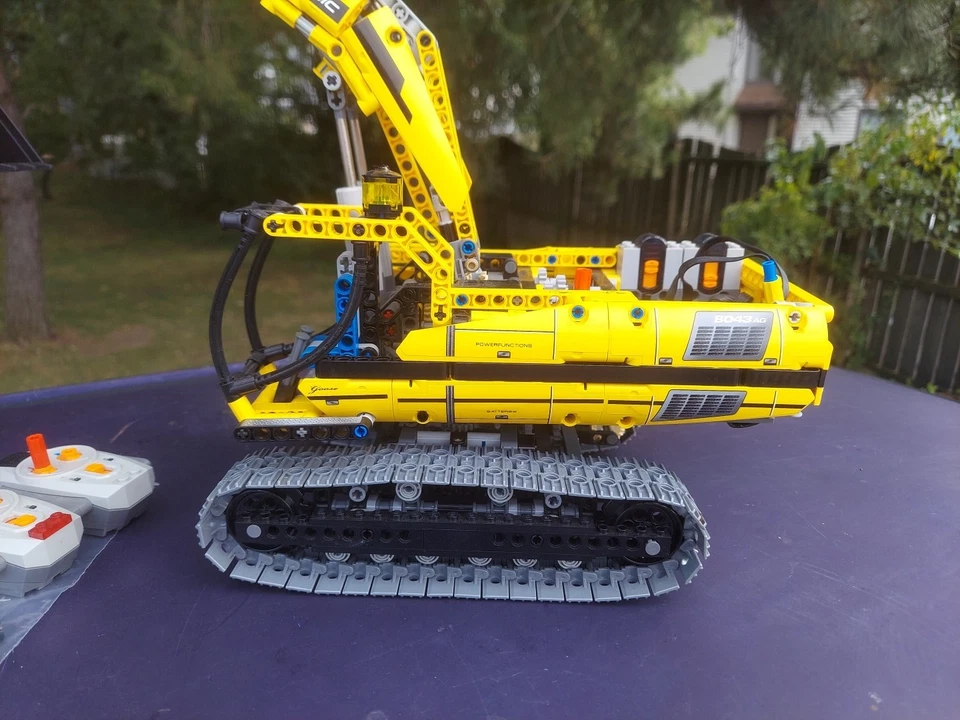 LEGO TECHNIC: Motorized Excavator (8043) - Image 2 of 4