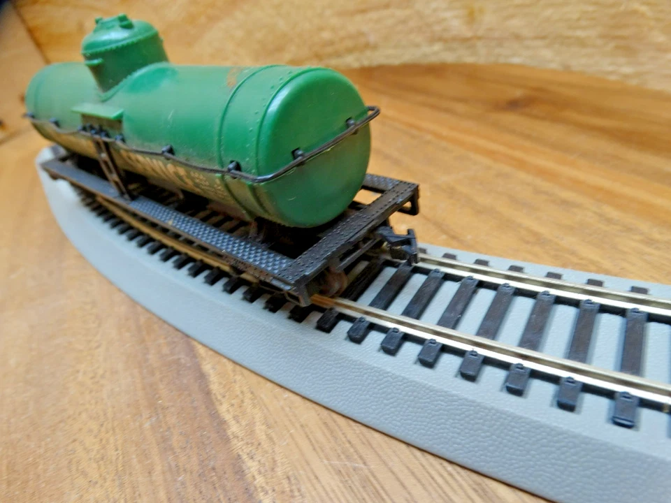 Atlas HO Scale 40' Cities Services CSOX 2645 Single Dome Tank Car - Image 3 of 4