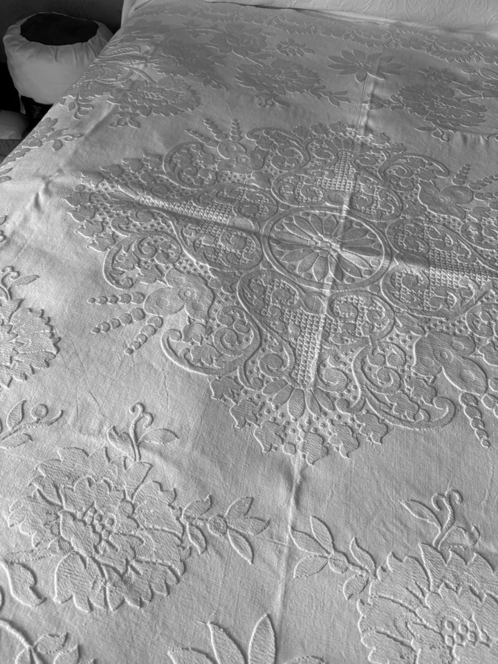 Linge ancien Couvre Lit Décor De Magnifique De Rosaces Et Médaillon Central - Photo 3/4