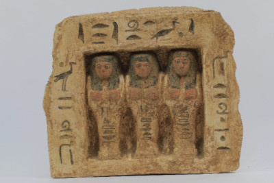 Replik der Familie des Pharao mit den ägyptischen Hieroglyphen