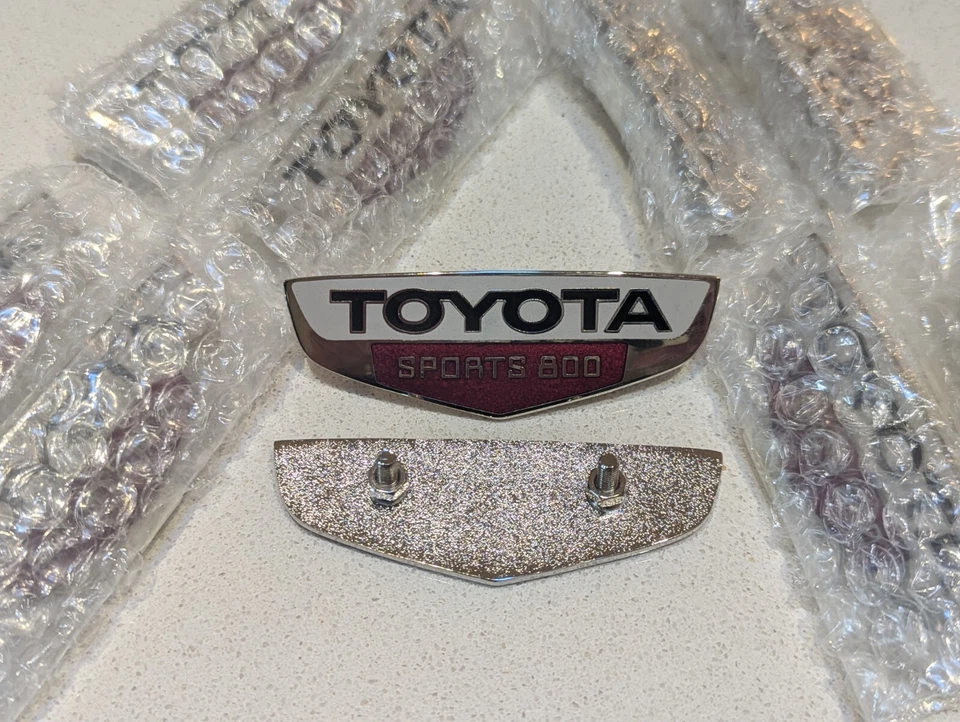 Emblemas de capó Toyota Sports 800 (par) Foto 2 de 2