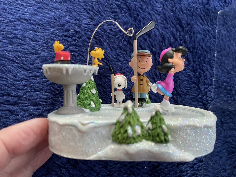 New Hallmark PEANUTS ON ICE-2008 Peanuts Gang Xmas Ornament Music/Motion