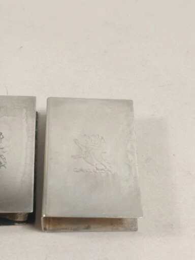 2-CAJAS DE CERILLAS VINTAGE DE PLATA DE LEY CON SEJANT RAMPANT LEON GRABADO Foto 3 de 4