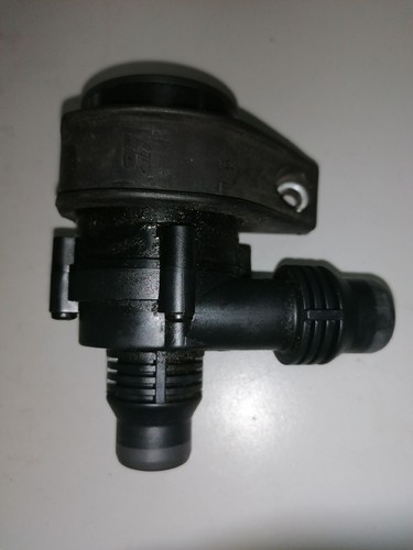BMW 520i E39 Wasserpumpe 30950002 39058