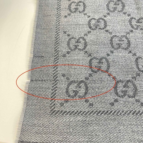 Bufanda gris Gucci GG Supreme para hombre - Imagen 7 de 10