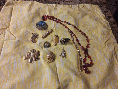 Lot Of Vintage Brooches And  Necklace  And A Bracelet - Afbeelding 1 van 12