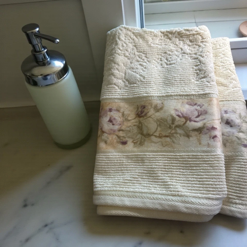 Juego de 3 manos, lavado y toalla de baño con textura púrpura Croscill Concerto Rose Script Foto 2 de 4