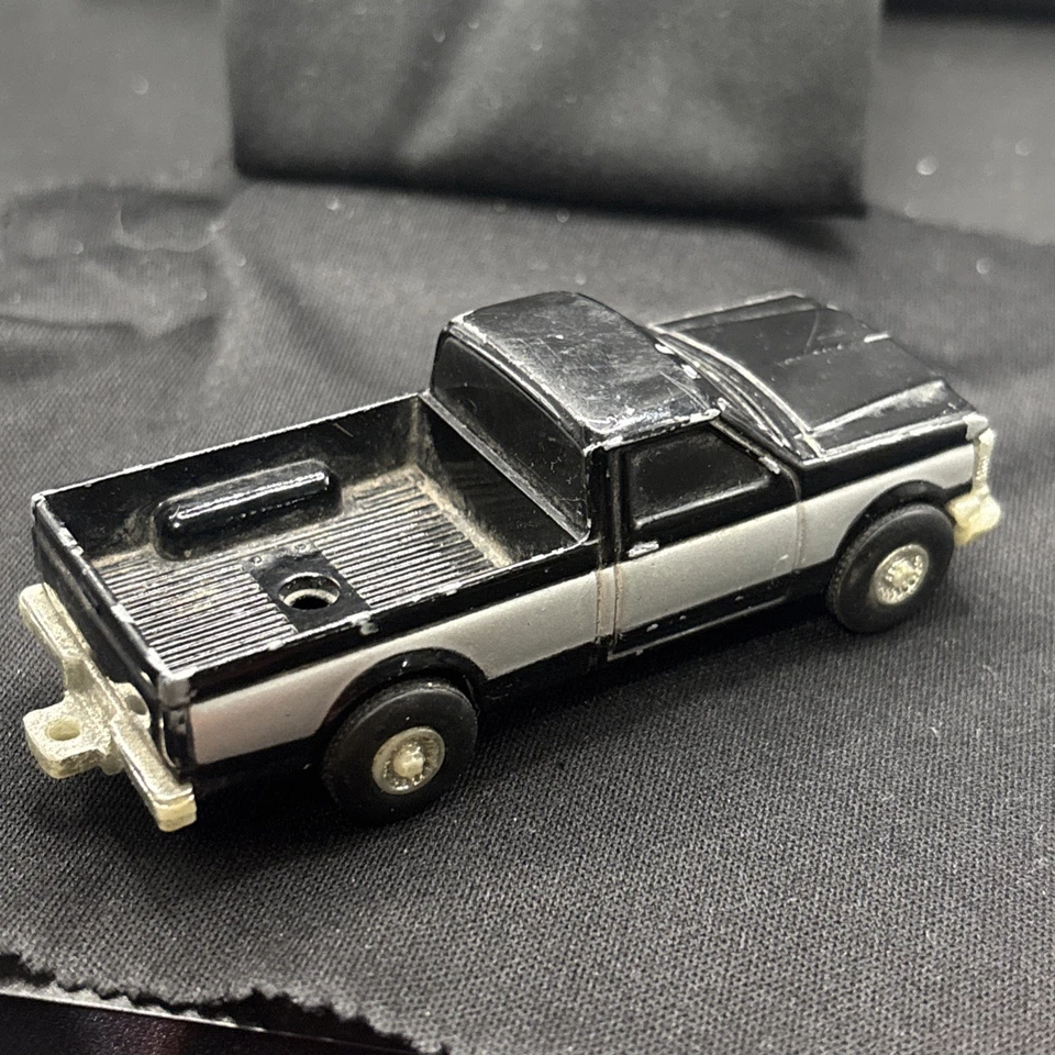 ERTL Metal Pressed Ford F-150 Black and White Pick Up Truck. 1/64 Scale - Image 4 of 4