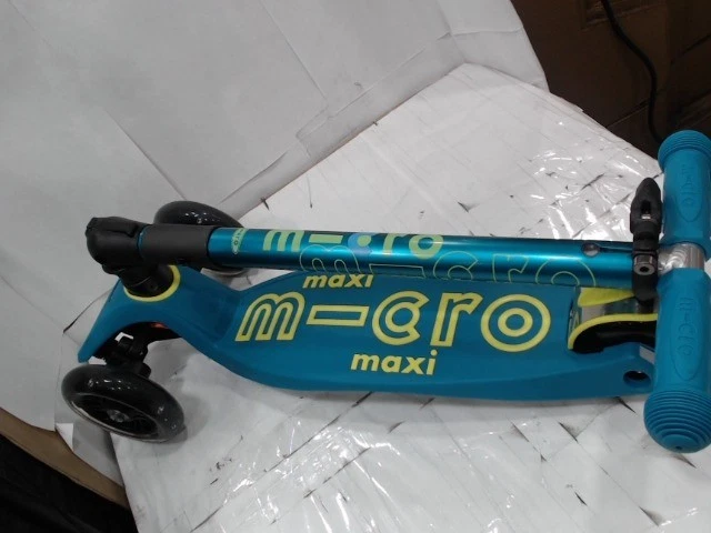 Usado Como Nuevo - Micro Kickboard Maxi Micro Deluxe Scooter Plegable, Verde Gasolina Foto 3 de 4