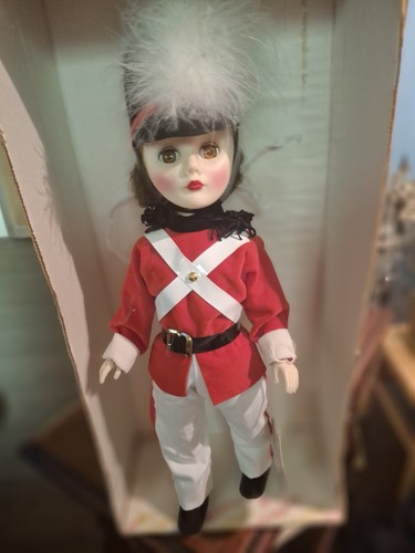 Effanbee "Parade Of the Wooden Soldiers" Female British SOLDIER DOLL, NIB, Tags - Picture 8 of 14