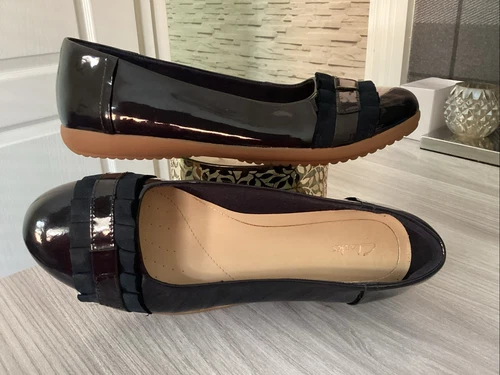 Ballerine ballerine Clarks Navy in pelle verniciata scarpe basse UK 4D slip on indossate una volta