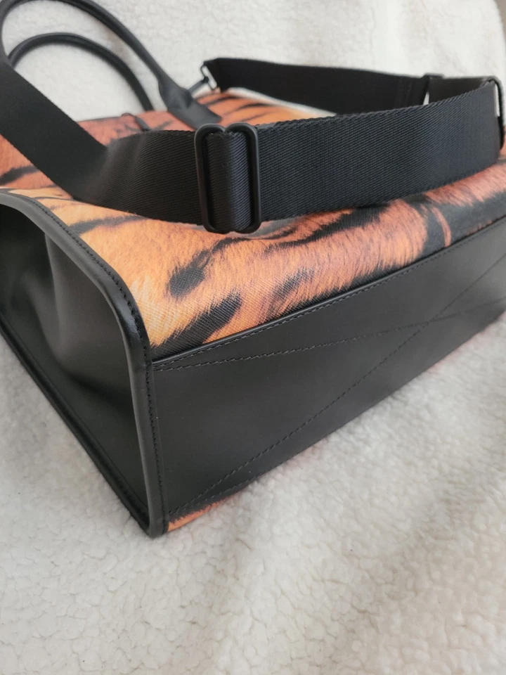 ¡NUEVO CON ETIQUETAS! Bolso de Mano Burberry Dos Vías Estampado de Tigre Denny Vertical Talla Grande Foto 3 de 4