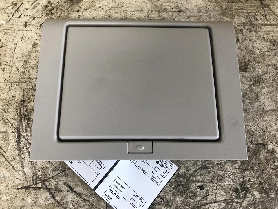 Pantalla de infoentretenimiento usada se adapta a: Chevrolet Suburban 1500 2013 sistema de entretenimiento Foto 3 de 4