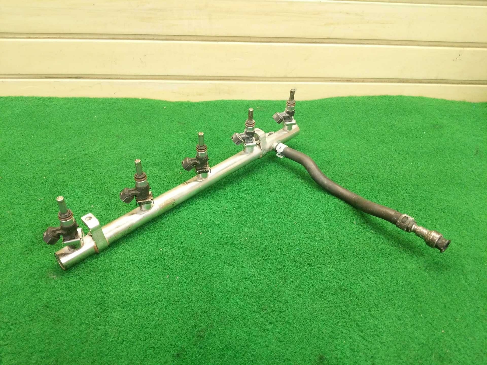 2018 Audi R8 Plus V10 OEM 5 Fuel Injectors & Rail Pipe.