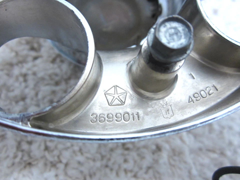 TAPA CENTRAL DE RUEDA MOPAR ASPEN / CORDOBA / MAGNUM / RAM / VOLARE OEM 3699011 #2D-5 Foto 3 de 3