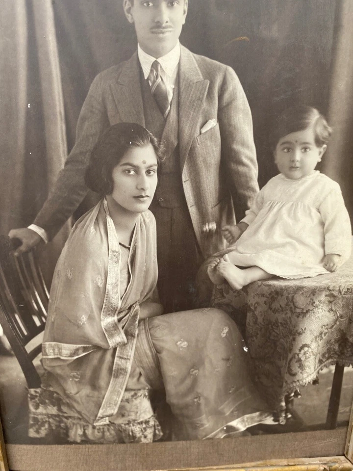 Fotografia antiga vintage em preto e branco da Índia foto de família retrato emoldurado - Imagem 3 de 4