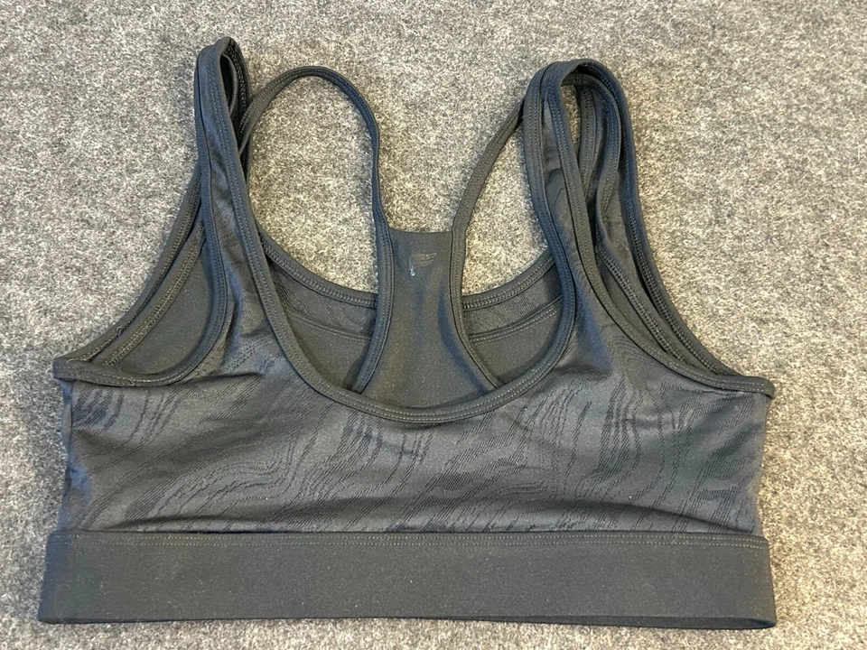 Sujetador deportivo Fabletics Kira impacto medio malla negra talla pequeña Foto 3 de 4