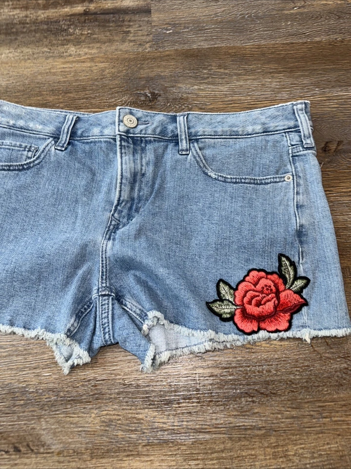 Pantalones Cortos de Jean Express Azul Rojo Floral Bordado Talla 14 Tiro Bajo Foto 4 de 4