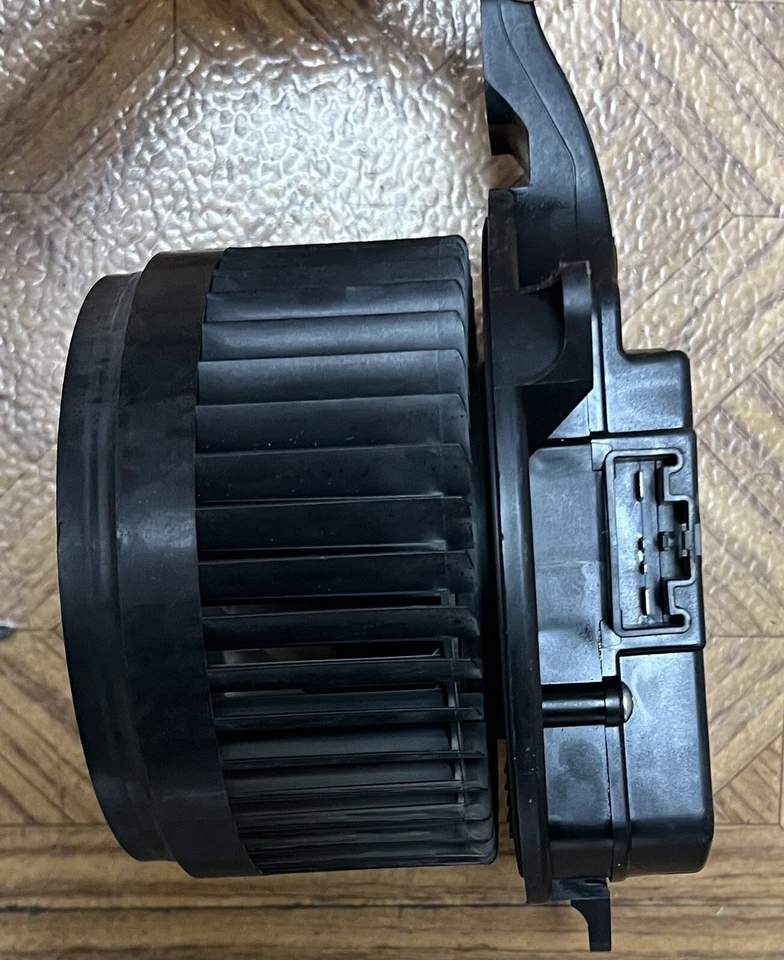 KENWORTH, PETERBILT BLOWER MOTOR MAHLE W205 7008 00 - Image 3 of 3