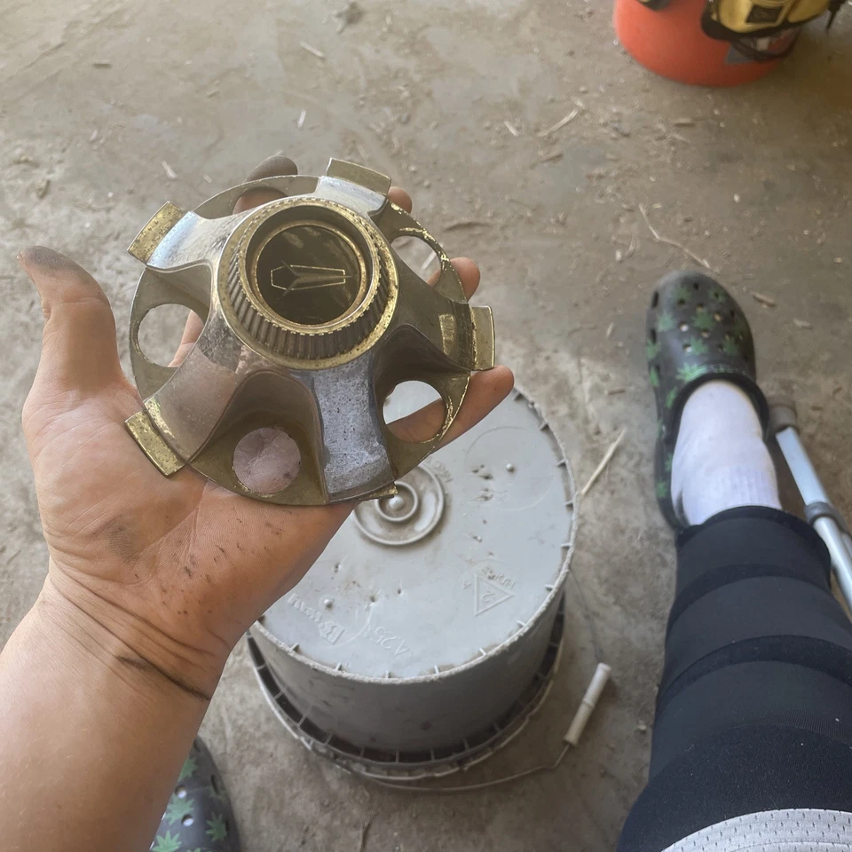 Tapa central Plymouth Barracuda Valant 66 1966 OEM 2530340 Foto 2 de 4