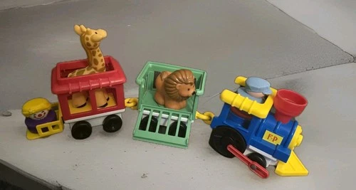 VINTAGE 1991 FISHER PRICE CIRCUS TRAIN WITH ENGINEER, CLOWN, 2 ANIMALS