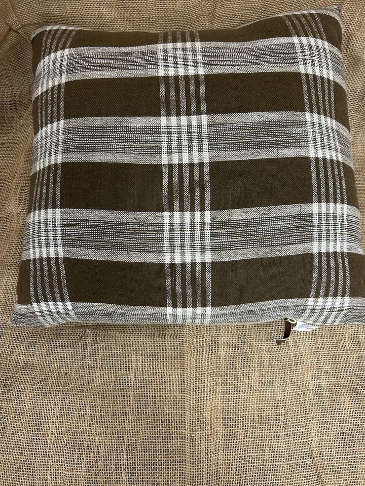 Threshold Studio McGee Almohada Tejida a Cuadros Marrón Cubierta Extraíble Acogedora 20"x20" Foto 2 de 4