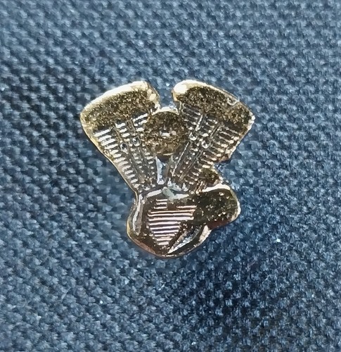 Vintage Harley Davidson Motorcycle TWIN V ENGINE Hat Jacket Vest Lapel Pin Gold - Picture 7 of 9