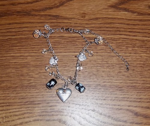 "Hecho con amor"" pulsera de dijes de corazón con cuentas de vidrio de color claro." - Imagen 2 de 4