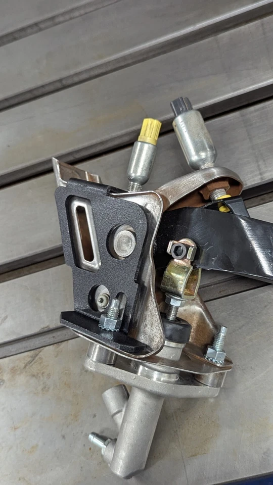 Soporte de pedal de embrague Sugarfoot 2006-2011 Honda Civic. Foto 2 de 4