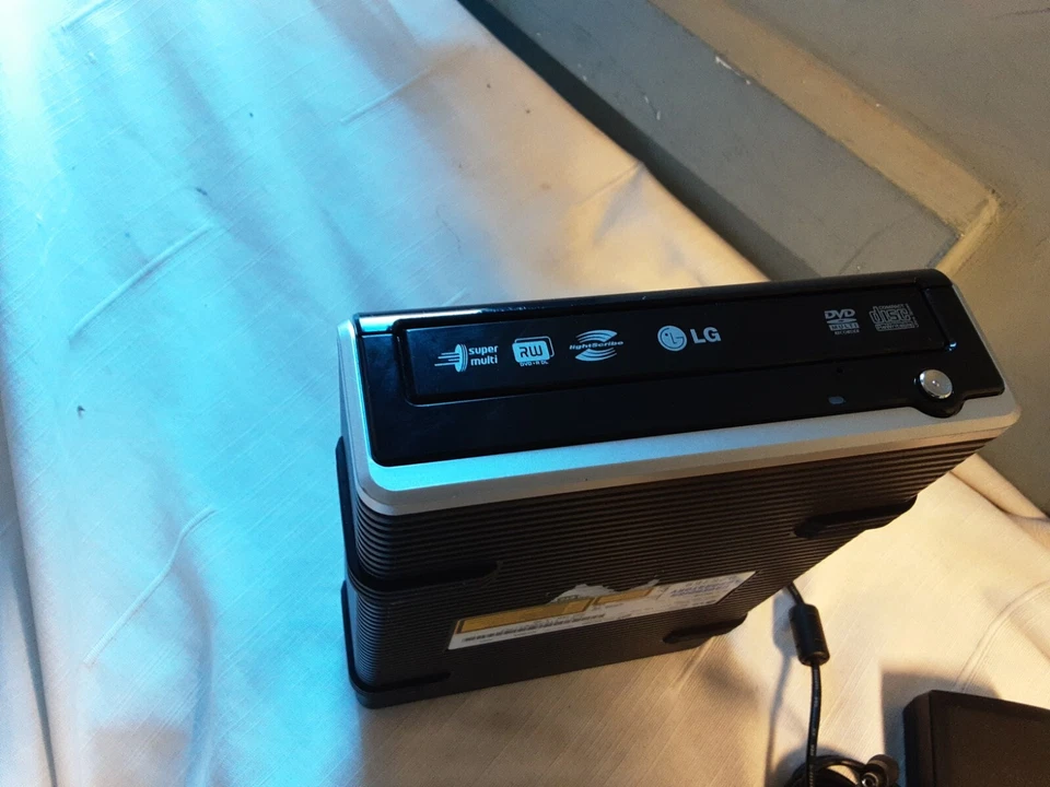 LG 16x External Super Multi DVD/CD Rewriter GSA-2166D-LIGHTSCRIBE. Ref:CD_34 - Image 2 of 4