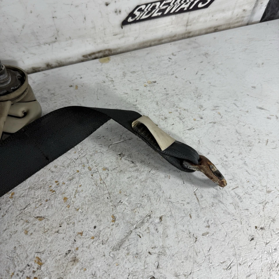 03-04 Infiniti G35 cupé cinturón seguridad delantero derecho retractor Foto 2 de 4